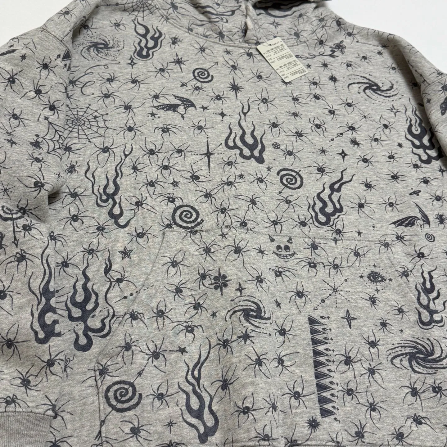 SAINT Mxxxxxx x DR. WOO HOODIE ' Dr.Woo ' /GRY Flame Swirl Spider Web Hoodie Distressed Gray S-XL Custom-woven and dyed nostalgic gray fabric. After printing, the garment is sprayed with potion to cause the fabric to oxidize and fade. A large number of artificial fabric destruction processes are added to make the whole piece of clothing look aged and unique like a work of art. This hoodie is co-branded with a famous tattoo design artist and customized with a full set of Dr.Woo accessories. Bringing you authentic items!